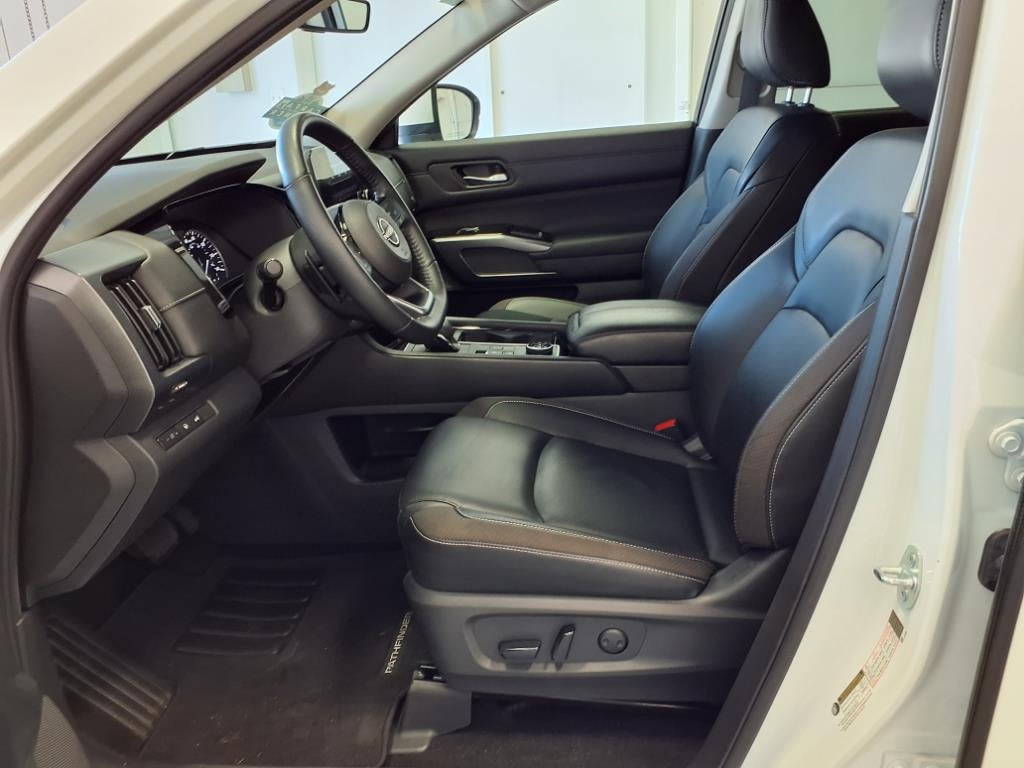2023 Nissan Pathfinder SL, 4WD,