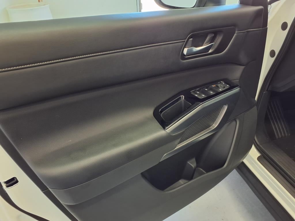 2023 Nissan Pathfinder SL, 4WD,