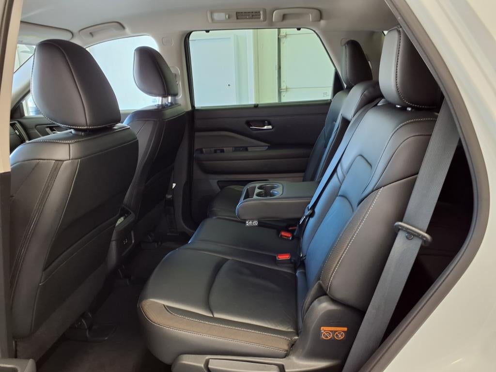 2023 Nissan Pathfinder SL, 4WD,
